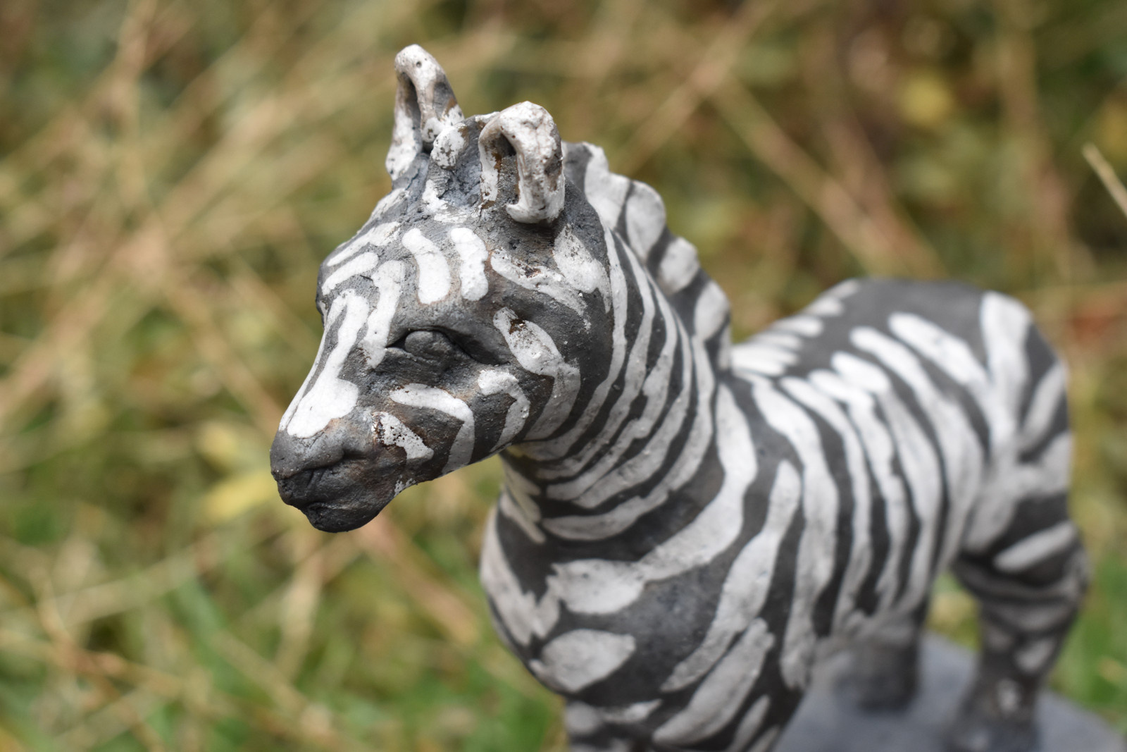 Raku zebra s podstavcem